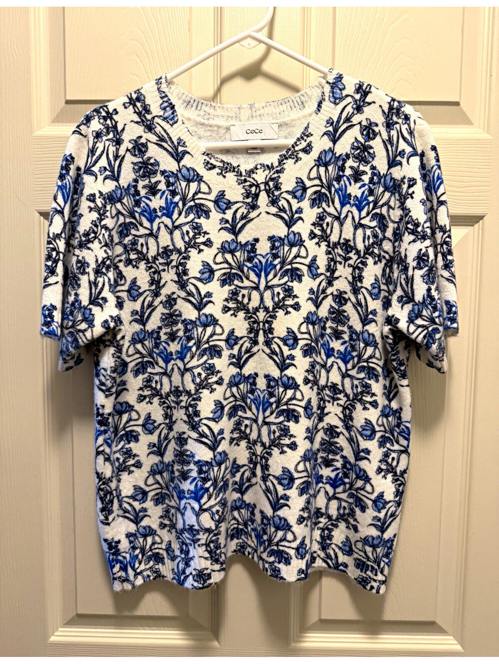 CeCe Women's XL White/Blue Floral Crew Neck Short Sleeve Knit Pullover Sweater